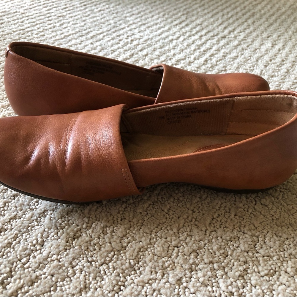 Eurosoft Women’s Slip-On Leather Flats in Tan - size 8